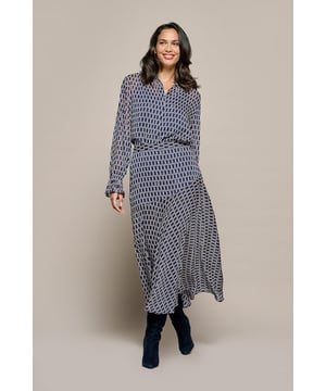 Ontdek de veelzijdigheid van de Amee rok in navy multi van Mart Visser, een opvallende voile rok met een kleurrijk dessin. Gemaakt van polyester, biedt deze rok een soepele en comfortabele pasvorm die elegant langs je lichaam valt. Het stijlvolle ontwerp is verrijkt met subtiele gouden details voor een extra luxueuze uitstraling. Let vooral op de logo print van Mart Visser, die de gehele rok verfraait. De combinatie van navy, wit en lichtroze laat je echt stralen. De rok heeft een uitlopende pasvorm met een diagonale deelnaad aan de voorkant en een elastische tailleband aan de achterkant. Aan de zijkant vind je een blinde ritssluiting. De Amee rok creëert een flatterende vorm die tot op de kuit valt, wat deze rok zowel stijlvol als praktisch maakt.