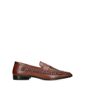 The KG Kurt Geiger Fraser is a slip on loafer crafted from a tan leather with braided effect on the upper. The footbed is supportive for extra comfort.
