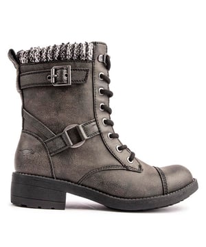 Elegante y atrevido. El Rocket Dog Thunder es ideal para el explorador urbano. Una bota cargo de estilo motero con un toque de diseño militar. Estos botines altos están fabricados con un cómodo material sintético negro con un toque acogedor. cuello de punto estilo campestre. elegantes detalles de hebilla y ojales de metal con ganchos para esquí estilo excursionista. El resistente tacón en bloque añade algo de altura.