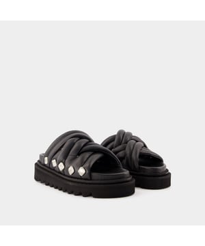 Kleuren: Zwart. Materiaal: ZWART POLIDO. Materiaal zool: rubber. ZWARTE POLIDO. Sluiting: eenvoudig aan te trekken. Teenvorm: rond open.