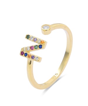 Ring N Sterling zilver 925 en multicolour zirkonia afgewerkt in 18 karaat geelgoud. Naast het bereiken van globe-trotting stijlen, onze ontwerpen maken een verschil en maken een radicaal verschil. Zorgvuldig handgemaakte ontwerpen met materialen van topkwaliteit en fonkelende zirkonia's brengen een alfabet van verschillende groottes tot leven. Het exotische ervan: initialen op 925 Sterling zilver, wordt alleen geëvenaard door zijn ingetogenheid. Intuïtief, bedachtzaam, het klopt elke keer als je het draagt en vertegenwoordigt als weinig anderen het meest kosmopolitische stedelijke karakter: BE AUTHENTIC (NOT) UNIQUE.