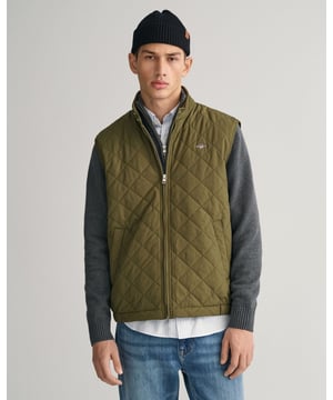 Crafted in a diamond quilting structure, this Quilted Windcheater Vest features recycled polyester padding and is treated with a water-repellent finish. Design details include a one-way zipper at the front, snap buttons at the collar, slanted welt side pockets and an elasticated hem and cuff with a press button adjuster.
Regular fit  Above hip length  Diamond quilting  Water-repellent 
&nbsp;
Shell - Polyester 100%Lining - Polyester 100%Padding - Recycled Polyester 100%
&nbsp;
7006341
&nbsp;
&nbsp;