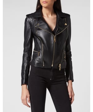 Geef je look een gothic-rock tintje met dit zachte bikerjack van nappa.   Nappa   Epauletten   Ritssluiting aan de voorzijde, manchetten en zakken   Metalen drukknopen met logo   Voering van gemêleerde stof   Figuurlijke pasvorm