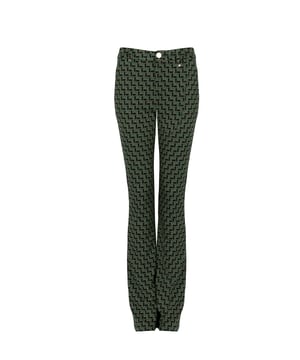 Corte ajustado que resalta perfectamente la silueta, asegurando comodidad y elegancia en cada paso.

Abrochados con cremallera y un botón logotipado, estos pantalones combinan funcionalidad y estilo, añadiendo un sutil toque de lujo.

Las piernas ligeramente acampanadas les dan un aspecto moderno y los hacen una excelente opción tanto para el día a día como para ocasiones especiales.

La cintura alta no solo estiliza la cintura, sino que también proporciona comodidad y confianza durante todo el día.

Tienen bolsillos laterales que no solo son prácticos, sino que también añaden un encanto casual.

En la cadera izquierda, un detalle de la marca que subraya sutilmente la marca y añade un toque de prestigio.

Adornados con hilo metálico, estos pantalones obtienen un brillo único que atrae la mirada y añade elegancia.

Hechos de tela de alta calidad, garantizan durabilidad y comodidad de uso, independientemente de la ocasión.