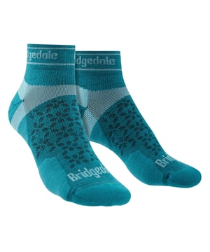 Bridgedale - Ladies Merino Wool Lightweight Sport Trainer SocksWomen's specific fit socks for serious runners who like to explore the world's trails at a faster pace. Los calcetines Trail Run Ultralight Merino Low Cut Sport Sock tienen micro amortiguación T2 combinada con ventilación extra para el equilibrio perfecto de protección y comodidad en los terrenos más duros. El ajuste Sport Fit proporciona compresión de apoyo para la estabilidad y el equilibrio alrededor del tobillo y la parte media del pie y el puño cero residuos proporciona un ajuste ceñido para evitar que los residuos entren y esto significa que el calcetín no se deslizará hacia abajo o se amontonará en su calzado. La puntera natural es ancha y sin restricciones, lo que permite que los dedos se abran al correr, y la costura reforzada evita roturas y reventones al descender. Construido sobre una estructura de LYCRA® y fijado mediante nuestro proceso ThermoFit que garantiza que el calcetín vuelva a su forma y tamaño originales después de cada lavado.La tecnología Merino Sport Fusion proporciona un acolchado resistente, absorción de la humedad, control del olor y una durabilidad excepcional en los senderos. Las fibras de lana Merino también los hacen extra suaves y cómodos. Estos calcetines están hechos de 64% de nylon / poliamida, 33% de lana Merino, 3% de Lycra® / elastano y vienen en 3 colores diferentes: Verde azulado, Rosa ciruela y Carbón/Morado. Están disponibles en 3 tallas: Small (3-4.5 UK), Medium (5-6.5 UK), Large (7-8.5 UK) y son lavables a máquina.Extra Product DetailsBridgedale Womens Sport SocksMerino Wool FibresOverfoot VentilationFlat Toe SeamsGreat For RunningLow Cut Trainer LengthMoisture Wicking3 Colour OptionsComfy Toe GuardAdvanced Padding SystemNatural Toe SpreadAntiShock Cushioning3 Sizes AvailableMachine Washable