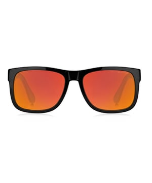 Gafas de sol TH1556S con montura de acetato.

Forma y diseño:
- Estas gafas Tommy Hilfiger tienen una silueta cuadrada clásica.

Material de la montura:
- La montura de estas gafas está fabricada en acetato, un material plástico.
- El acetato proporciona durabilidad, flexibilidad y un acabado liso a la montura.

Patillas de acetato:
- Las patillas también están hechas de acetato, a juego con el material de la montura.
- El acetato en las patillas las hace livianas y cómodas de llevar.

Detalles de la marca:
- Grabado de la marca Tommy Hilfiger en el lente.
- Estos elementos de diseño ayudan a identificar claramente el modelo como parte de la colección de gafas Tommy Hilfiger.

Lentes:
- Los lentes son de alta calidad.
- Estos lentes proporcionan una excelente protección UV y una visión nítida y clara.
 Medidas: Alto lente: 43 mm. Ancho lente: 56 mm. Puente: 18 mm. Patillas: 140 mm.
 Composición: Acetato
 Cuidados:
Utiliza un paño de microfibra suave y limpio para limpiar tus gafas de sol. Este tipo de paño no rayará los lentes.
Evita usar productos de limpieza abrasivos, detergentes, alcohol o acetona, ya que pueden dañar los lentes y los tratamientos antirrefleja