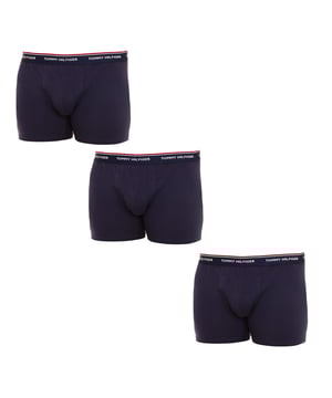 Pack3 Bóxer Tommy Hilfiger.
Color Azul marino
Cinturilla a contraste, de goma elástica, con el  nombre de la marca bordado, en la parte frontal.
Tejido cómodo y transpirable.
Frontal anatómico, con capacidad de sujetar sin apretar.
Costuras vistas a tono.

Composición:  95% Algodón - 5% Elastan

 Instrucciones de lavado:
-Lavar a temperatura máx. 40ºC. 
-No usar lejía.
-Admite lavado en seco.
-Permite utilizar secadora.
-Planchar a temperatura máx. 130ºC.