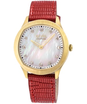 Solo una vez en la vida se logra un diseño impresionante como este, y la colección Morcote de Gevril es un reloj destacado con una visión fresca y sencilla de la belleza clásica.

Inspirada en la pintoresca belleza y en una tierra históricamente preservada, esta colección es un clásico que lleva el nombre de uno de los pueblos más hermosos de Suiza. Al igual que la tierra que inspiró su diseño, Morcote presenta colores y metales de la madre naturaleza con un efecto elegante. Al igual que las curvas de las montañas que se unen a un lago, la caja cepillada y pulida de 36 mm rodea una impresionante esfera de madreperla que no se queda atrás en cuanto a su nombre "la Perla de Ceresio". La verdadera característica de este reloj, la esfera excepcional, cuenta con 12 diamantes cultivados como índices de tiempo. Y, para no quedarse atrás, esta colección ofrece una opción con un casi inigualable recuento de diamantes de un carat y medio en 80 diamantes cultivados en la caja, realzando la belleza de la naturaleza con opulencia y líneas limpias y orgánicas. Cada reloj viene con una correa de auténtica piel italiana con hebilla de tang, que representa audazmente lo mejor de la tierra y el mar en un monumento de la propia naturaleza.

Sumérgete en Morcote, porque una belleza tan elegante merece admiración. Morcote es más que un reloj, es una experiencia digna de contemplar.

Reloj Gevril 10021 para mujer, Morcote, suizo, con cuarzo y diamantes

Reloj suizo para mujer de Gevril de la colección Morcote
Caja de 36 mm en acero inoxidable IP dorado cepillado y pulido, esfera de madreperla blanca
12 diamantes cultivados en la esfera, claridad VS, color FG
Corona de empuje y tracción
Fondo de caja roscado en acero inoxidable, edición limitada 01/500
Correa de auténtica piel italiana roja con hebilla de tang
Cristal de zafiro antirreflectante
5 ATM (50 metros / 165 pies) de resistencia al agua
Movimiento de cuarzo suizo Ronda 762