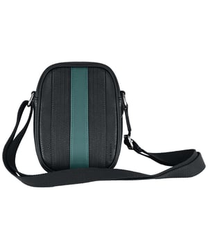 Kwaliteit materiaal:  Ted Baker staat bekend om het gebruik van hoogwaardige materialen. De Evver Striped Flight Bag is mogelijk gemaakt van duurzame materialen die geschikt zijn voor reizen, zoals nylon of polyester.

 Gestreept ontwerp:  Als de tas wordt beschreven als "gestreept", dan heeft de tas waarschijnlijk een ontwerp met strepen. Ted Baker gebruikt vaak klassieke patronen met een moderne en stijlvolle twist.

 Compact en functioneel:  Vliegtassen zijn ontworpen om compact en toch functioneel te zijn, ze bieden genoeg ruimte voor essentiële zaken zonder te volumineus te zijn. De Evver Striped Flight Bag kan goed georganiseerde vakken hebben voor reisdocumenten, elektronica en persoonlijke spullen.

 Verstelbare schouderriem: Verwacht dat de tas een verstelbare schouderriem heeft voor comfortabele en aanpasbare draagopties. Dit is een praktische functie voor wie veel onderweg is.

 Veilige sluiting:  Vliegtassen hebben meestal veilige sluitingen, zoals ritsen, om je spullen veilig te houden tijdens het reizen.

 Ted Baker logo:  Zoek naar een discreet Ted Baker merk, mogelijk in de vorm van een logo, naam of details in reliëf. Dit voegt een vleugje authenticiteit en stijl toe aan het product.

 Veelzijdig voor op reis:  Aangezien het een vluchttas is, is deze waarschijnlijk ontworpen met reizen in gedachten, en biedt functionaliteit voor het dragen van benodigdheden tijdens vluchten en op doorreis.