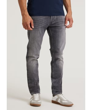 The Crown James is a regular fit jeans with button closure. This 5-pocket jeans is made of 98% cotton and 2% elastane.