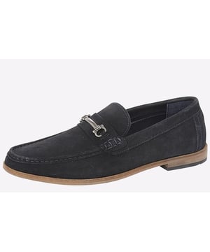 Elevate your wardrobe with these Roamers Ellsworth men's loafers, delivered in a premium suede leather upper, with intricate stitching throughout, and buckle detailing to the toe for increased visual appeal.
- Real Suede
- Comfortable textile lining
- Buckle detailing
- Intricate stitching throughout
- Tunit Sole