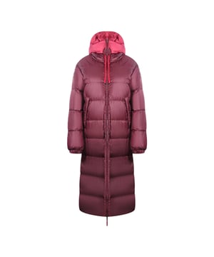 Bleiben Sie warm und stilvoll in der roten Jacke von Parajumpers. Dieser luxuriose Mantel besteht aus leichtem, isoliertem Stoff, der die Warme speichert und vor Witterungseinflussen schutzt. Verzichten Sie nicht auf Stil fur Komfort  setzen Sie ein Statement!, Fullung: 90 % Entendaunen, 10 % Entenfedern, Obermaterial: 100 % Polyamid, normale Passform, Reisverschluss, Rot, roter Mantel, Cerise/Amarone-Jacke