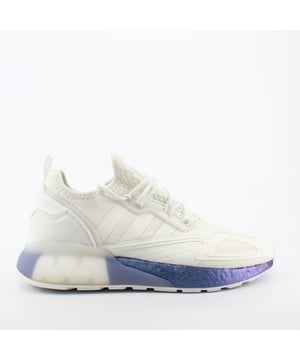 Je verliest je ogen nooit van de horizon. Dat doet adidas ook niet. Deze ZX 2K Boost schoenen gebruiken hightech materialen om je maximaal comfort te geven. Een uitgeklede look geeft je die futuristische vibe. Ze hebben veters, maar je kunt ze ook aantrekken.