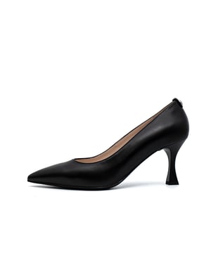 Color: Negro 100 Corte: Piel Interior: Piel Suela: Goma Cierre: Sin cordones Detalles: Escote en piel mate Ajuste: Cómodo