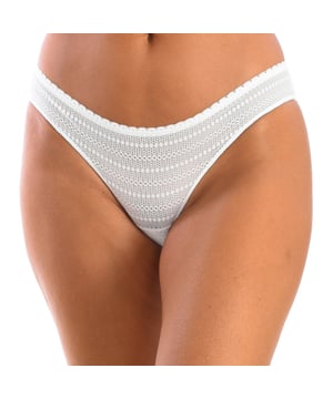 Braga 3112 VIVIAN mujer Selene.
Color Marfil

Braga Bikini de Efecto Tanga.
Parte delantera de encaje tipo Crochet.
Parte Trasera de tul para que no marque.
Felpa de algodón en el interior de la Braga.
Una prenda cómoda y femenina ideal para el día a día de la mujer.

Composición:  85% Poliamida, 15% Elastano.

Lavar a mano. 
Temp. máxima 30º.
No planchar. 
No usar lejía.
No usar secadora.
No lavar en seco.
