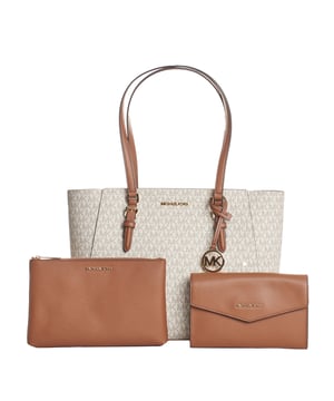 De Michael Kors Women's Charlot 3-in-1 Crossbody Bag, gemaakt van eersteklas leer, is een stijlvol en aanpasbaar accessoire, ideaal voor wie op zoek is naar veelzijdigheid en stijl.

 De tas kan gebruikt worden als schoudertas of als crossbodytas.

 Voorzien van een ritssluiting en een intern open vak voor extra organisatie.

 De tas bevat ook twee afneembare zakken: een met een drukknoopsluiting, die ook als handtas kan worden gebruikt, en een andere met een ritssluiting met een open vak aan de binnenkant, zodat je praktische opties hebt om je benodigdheden mee te nemen.

 De verstelbare en afneembare leren riem is 19" tot 22".

 Met het klassieke logodesign en de lederen details van Michael Kors is deze set ideaal voor wie stijl en functionaliteit in één accessoire zoekt.
 Afmetingen: Schoudertas: 28 x 34 x 9 cm, Crossbody tas met rits: 24 x 15,2 cm, Flap crossbody tas: 20,5 x 13 cm.
 Samenstelling: 88,3% PVC, 9,2% Polyester, 1,9% Katoen, 0,6% Polyurethaan
 Onderhoud:
- Reinigen met een zachte, vochtige doek.
 - Koel en droog bewaren.
