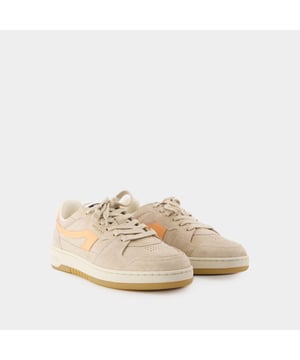 Farben: BEIGE - BEIGE/ORANGE. Hauptmaterial: Kalbsleder in Netzoptik. Sohlenmaterial: 80% Rubber + 20% Recycled Rubber. Futter: 90% Recycled PES + 5% PU + 5%PA. Verschluss: Schnürsenkel auf der Oberseite. Form der Kappe: spitz. Schuhgröße: größengerecht - Sizing: Amerikanisch.