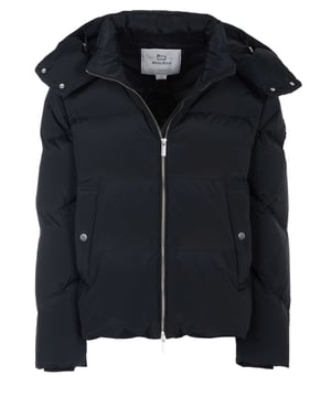 91% polyamide, 9% elastaan; Woolrich-jasje;  Model: CFWWOU0883FRUT1148 100;  Hoogwaardige afwerking;  Afneembare capuchon met drukknopen en trekkoord;  tweewegritssluiting;  Twee zijzakken met drukknopen;  Twee binnenzakken met klittenbandsluiting;  donsvoering;  Woolrich-logodetails