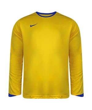 Camiseta de fútbol Nike Logo Yellow para hombre: una prenda llamativa y de alto rendimiento diseñada para elevar tu juego en el campo de fútbol. Nike es famosa por su ropa deportiva innovadora, y esta camiseta de fútbol no es una excepción. Exploremos las características clave de esta prenda elegante y funcional:

 Diseño llamativo:  La camiseta de fútbol Nike Logo para hombre viene en un vibrante color amarillo que garantiza que destaques en el campo. El atrevido tono se combina con el icónico logotipo Nike Swoosh, añadiendo un toque de sofisticación deportiva a tu look.

 Tecnología Dri-FIT:  La camiseta está confeccionada con el tejido Dri-FIT de Nike, que expulsa el sudor y la humedad de la piel a la superficie de la prenda, manteniéndote seco y cómodo durante las sesiones intensas de entrenamiento o los partidos.

 Paneles de malla transpirables:  La camiseta de fútbol incorpora paneles de malla estratégicamente situados en zonas de calor clave. Estos paneles favorecen un flujo de aire óptimo, mejorando la transpirabilidad y la ventilación para ayudarte a mantenerte fresco incluso en el calor del partido.

 Ajuste atlético:  La camiseta presenta un corte atlético y estilizado que se adapta al cuerpo sin restringir los movimientos. Esto permite la máxima movilidad, crucial para ejecutar jugadas y movimientos precisos en el campo.

 Mangas raglán:  El diseño de las mangas raglán garantiza un movimiento sin restricciones de los brazos, lo que te permite lograr un rango completo de movimiento al pasar, disparar o defender.

 Cuello redondo acanalado:  La parte superior está equipada con un cuello redondo acanalado, proporcionando un ajuste cómodo y un aspecto clásico de camiseta de fútbol.

 Calidad Nike:  Como producto de Nike, puedes esperar una construcción de alta calidad y atención al detalle, lo que garantiza que la parte superior sea duradera y resista los rigores del juego de fútbol regular.

 Versatilidad:  Aunque está diseñada para el fútbol, la apariencia elegante y las características prácticas de esta camiseta la hacen adecuada para varios deportes y ropa atlética casual.