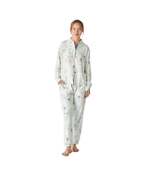 Pijama camisero de mujer manga larga con un diseño elegante y cómodo, ideal para descansar o relajarse en casa.

Su diseño moderno y sofisticado se adapta perfectamente a la figura femenina, realzando la silueta con un estilo chic y relajado.

El conjunto incluye una parte superior de manga larga con una botonadura completa en la parte frontal, que aporta tanto estilo como practicidad.

El pantalón largo cuenta con bolsillos laterales y una cintura elástica ajustable mediante cordones, ofreciendo un ajuste holgado y cómodo.

Esta pijama está diseñada para brindar máxima comodidad durante el descanso.

Confeccionada en materiales ligeros y suaves, es perfecta para cualquier época del año.
 Composición: Camiseta: 50% Algodón, 50% Viscosa; Pantalón: 50% Algodón, 50% Viscosa
 Cuidados:
- Lavar en máquina máx 30ºC.
- Centrifugado corto.
- No usar secadora.
- Planchar máx 110ºC.