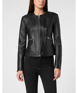 Verhoog uw garderobe met dit prachtige zwarte leren jack, een tijdloos item voor de moderne kenner.   Vervaardigd van eersteklas leer voor een luxueus gevoel   Slank silhouet geaccentueerd door stijlvolle ritsen op de mouwen   Veelzijdig ontwerp, perfect voor zowel casual als chique gelegenheden   Moeiteloos te combineren met jeans of een getailleerde broek voor een chique look   Een must-have stuk dat zelfvertrouwen en verfijning uitstraalt