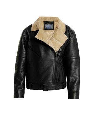 Of het nu in het zwart of donkerbruin is, het coole bikerjack van DreiMaster Vintage wil je deze winter en nog veel meer niet meer uitdoen. Met zijn robuuste lamsleer en de zachte schapenvacht aan de binnenkant van de jas wordt hij al snel een favoriet. De kenmerkende asymmetrische ritssluiting, een schuine borstzak en een riem aan de zoom zorgen voor een expressieve afwerking.  Jas