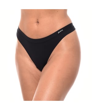 Tanga Janira Flexie Adapt

Una prenda con ajuste superior y elasticidad incomparable. La línea Flexie está confeccionada en poliamida de alta elasticidad, lo que garantiza una adaptación perfecta a cualquier tipo de silueta.

Diseñada con un doble refuerzo en la parte delantera, así como en los camales y la cintura, para ofrecer un extra de comodidad.

El corte láser en la zona de los glúteos asegura una máxima discreción, haciendo que la prenda sea completamente invisible bajo la ropa.

Con costura central en la parte trasera que se adapta de forma precisa a los glúteos, manteniendo la prenda en su lugar durante todo el día.

Disponible en una única talla que se ajusta desde la S hasta la XL, garantizando un ajuste impecable para todas.
 Composición: 75% Poliamida, 25% Elastano
 Cuidados:
- Lavar a mano o en ciclo delicado.
- Utilizar detergente suave.
- No usar lejía.
- Secar al aire.
- No planchar.