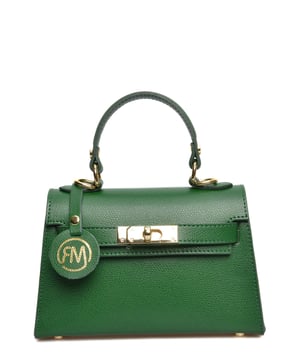 Crossbody tas
100% rundleer
Metalen gespsluiting aan de voorkant
Intern vak met rits
Afmetingen : 14,5x19x7 cm
Handvat: 20 cm
Verstelbare schouderriem: 120 cm