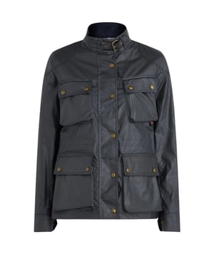 Ervaar het ultieme in veelzijdigheid en stijl met de Belstaff Blue Jacket. Deze jas biedt zowel warmte als een modieus ontwerp, waardoor je moeiteloos kunt overstappen van een casual look voor overdag naar een chique avondensemble. Blijf gezellig en zie er geweldig uit met dit must-have jack!, Dun lichtgewicht jack, Materiaal: 100% katoen, Merkbadge op de linkerborst, Lichtgewicht, 6 Oz gewaxte katoenen coating, Kenmerkende Belstaff geruite katoenen twill voering, Water- en windafstotend, Geborsteld corduroy voering bij de kraag, manchetten en zoomcontactpunten, intern trekkoord voor verstelbare pasvorm, ritssluiting met knoopsluiting, blauwe dunne jas, marineblauwe jas