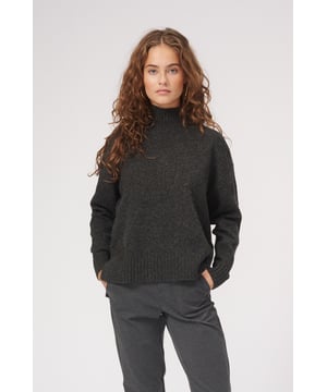 Turtleneck Knitwear de Teeshoppen   Este es un buen cuello de tortuga de Teeshoppen. Los cuellos de tortuga son especialmente buenos en los fríos meses de invierno cuando quieres usar algo más cálido. Pero los cuellos de tortuga también se pueden usar para la apariencia diaria en primavera y otoño. El cuello de tortuga es en realidad una opción obvia para varias ocasiones, ya que puede usarlo para crear muchos atuendos diferentes. La ropa de punto aparece aquí en gris oscuro. Es un color neutro que es ideal para el uso diario.    cuello de tortuga con cuello roll   Con esta ropa de punto, obtienes un cuello de tortuga. Esta ropa de punto con cuello de tortuga es perfecto para los meses fríos, ya que el cuello de tortuga te da calidez para tu cuello.    ¿Qué tamaño es la ropa de punto? XS, S, M, L y XL. Los tamaños están adaptados para mujeres.