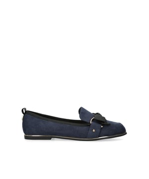 The KG Kurt Geiger Mable3 ballet flats feature a navy suedette upper with fabric bow sat on the front. There is a gold detail surrounding the sole. This product has undergone 167 checks to be registered with The Vegan Society.