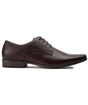 Disfrute de la sofisticación elegante con los zapatos Soletrader Hyde Derby. Estos elegantes zapatos con cordones, confeccionados exclusivamente para los gustos más exigentes, combinan la artesanía experta con el estilo moderno. La parte superior de cuero pulido garantiza una apariencia lujosa, mientras que la elegante suela proporciona una pisada firme. Ya sea que se dirija a la oficina o a una salida nocturna, cada paso de estos zapatos Soletrader hechos a mano irradia elegancia refinada.