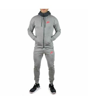 Nike Air trainingspakset van volledig fleece voor heren. 3-delige capuchon met hoge nekpanelen voor warmte en bedekking. Verlaagde schoudernaden bieden een ontspannen pasvorm. Nike Air gedrukt op het capuchonscherm. Hoodie met contrastkleurige panelen. Een 'lucht'-embleem op de motorkap. Nike Air Jogger met manchetten, elastische taille met verstelbare trekkoorden. Nike Air handtekening en Swoosh-branding. Joggers bevat twee zijzakken en één op de rug. Zachte fleece voering.