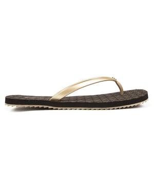 Goudkleurige Michael Kors Jinx teenslippersandaal met Iconisch Mk Initial Bedrukt Voetbed en Gouden Metalen Mk Logo Boord op de String Band. Deze teenslippers voor dames hebben een bovenwerk van PVC en een Eva-zool met structuur.
