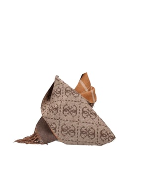 Echarpe Guess Mito Jacquard Femme Marron Synthétique. Authentique Accessoire de la marque Guess - design streetwear/sportswear de Guess - Guess pour Femme fashion, parfait pour la vie de tous les jours - Echarpe Guess de couleur Marron s'associe parfaitement avec le reste de votre dressing - matiere Synthétique confortable -   classic - Mito Jacquard -