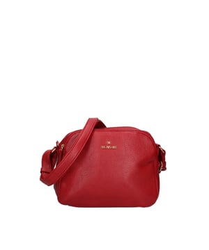 Bolso bandolera para mujer. El cierre es con cremallera. Los bolsillos internos son uno con cremallera y dos abiertos. Los bolsillos externos son uno en la espalda con cremallera. La bandolera es ajustable en piel. Falta el mango. Hay tres compartimentos internos. El material exterior es ecopiel. Internamente está forrado en poliéster. Medidas: 26x19x11 cm. Producto de moda