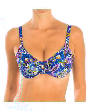 Top bikini de mujer.
Corte de sujetador super favorecedor, con aros y tirantes regulables, sobre un animado estampado de flores con una base azulona que da mucha luz al moreno.
Tejido de vanguardia con un alto poder moldeador, con una alta resistencia al cloro, cremas y aceites bronceadores y excelentes propiedades de absorción de la humedad.
 Composición: Exterior: 80% Poliamida, 20% Elastano; Interior: 57% Elastano, 41% Lycra, 2% Poliamida.
 Cuidados:
Lavar a mano.
No planchar ni utilizar lejía.
No secar en secadora.
No retorcer para escurrir.