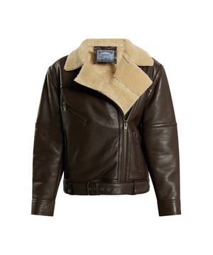 Of het nu in het zwart of donkerbruin is, het coole bikerjack van DreiMaster Vintage wil je deze winter en nog veel meer niet meer uitdoen. Met zijn robuuste lamsleer en de zachte schapenvacht aan de binnenkant van de jas wordt hij al snel een favoriet. De kenmerkende asymmetrische ritssluiting, een schuine borstzak en een riem aan de zoom zorgen voor een expressieve afwerking.  Jas