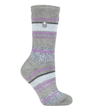 Halten Sie Ihre Füße warm und kuschelig in diesen Ladies Twist Socks von Heat Holders. Hüllen Sie Ihre Füße in diese flauschigen, mit Fleece gefütterten Thermosocken, die Sie jeden Tag tragen können, egal ob Sie zu Hause oder im Büro arbeiten! Diese Socken haben nicht nur eine hohe Tog-Einstufung von 2,3, sondern sie sind auch wissenschaftlich erwiesen die wärmsten Socken auf dem Markt, da sie mit einer in Großbritannien patentierten Stricktechnologie hergestellt werden. Das offizielle Heat Holders Yarn, ein in Japan entwickeltes Thermogarn, sorgt für eine leistungsstarke Isolierung gegen Kälte und bietet eine hervorragende Feuchtigkeitsableitung und Weichheit. Sie wurden außerdem mit einem UK PATENTED langen, geschlungenen Kissenflor gestrickt, der die warme Luft nahe an der Haut hält. Das fachmännische Bürstverfahren von Heat Holders maximiert die Menge an warmer Luft, die in jeder Socke gehalten wird, und sorgt so für unschlagbare Wärme. Schützen Sie Ihre Füße vor der Kälte mit diesen dicken thermischen Damen-Twist-Socken. Erhältlich in einer Reihe von Farben und Designs, gibt es einen Stil für die modischen Bedürfnisse einer jeden Frau! Die leuchtenden Farben dieser Socken zaubern ein Lächeln auf das Gesicht jeder Frau, egal ob Sie einen geliebten Menschen oder sich selbst beschenken möchten! Wählen Sie zwischen Berry, Pink, Schwarz oder Lila, Navy und mehr! Wärmen Sie Ihre frostigen Zehen mit diesen niedlichen, flauschigen Socken mit Thermoschicht. Diese Socken sind in den Damengrößen 4-8 UK, 37-42 EU, 5-9 US erhältlich.