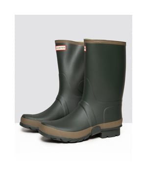 Maat/samenvatting: Maatvast, wijde kuitmaat. Als je tussen twee maten in zit, kun je het beste een maat kleiner nemen.
 
De donkergroene Men&rsquo;s Gardener Short Boot is speciaal ontwikkeld voor tuinieren, volledig waterdicht en gemaakt van natuurlijk rubber met een graafpad op de zool om te helpen bij het graven. Een brede profielzool met zigzagconstructie zorgt dat modder snel en gemakkelijk loslaat, terwijl het verdikte enkelstuk extra bescherming biedt bij het gebruik van spades. Comfort is verzekerd dankzij een bredere kuit, voor meer flexibiliteit en bewegingsvrijheid.

Gecertificeerd veganistisch
Waterdicht
Handgemaakt van natuurlijk rubber
Graafpad op zool om graven te vergemakkelijken
Bredere kuit voor comfort en gemakkelijk instappen van de voet
Brede profielzool met zigzag voor tractie en modderafvoer
Verdikte enkel voor extra bescherming bij gebruik van spades
Productcode: MFT9141RMA