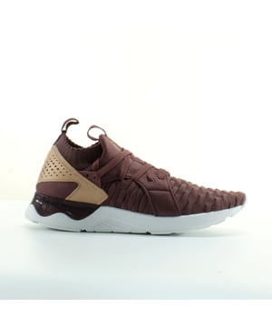 Diseñado como zapatillas de zapatillas de "nueva generación", ASICS Tiger presenta una nueva variante del modelo de gel Lyte V más elaborado utilizando una parte superior de punto de una sola pieza y da la bienvenida a una entrada similar a un calcetín. Trayendo elementos de diseño que miran hacia atrás en el modelo ASICS Tiger Heritage, el modelo ASICS Gel Lyte v Sanze Knit W "Rose Taupe" es la combinación perfecta de estilo y comodidad. La tecnología visible de "gel" en la parte posterior absorbe efectivamente el choque y protege los pies de los movimientos de alto impacto perfecto para el uso diario. Esta zapatilla presenta colores de temporada y una amplia gama de materiales como neopreno elástico, cuero o tela sintética.