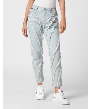 Stellen Sie Ihr Outfit auch in der Freizeit individuell zusammen. Wir empfehlen diese Stone Washed Denim 5 Pocket Hose mit einzigartigen Details. Erfahren Sie mehr.                                                                Patchwork, ausgefranster Stone Washed Denim    Strassstein-Applikationen   PP-Hexagon auf Saffianleder-Patch auf der rechten Gesäßtasche aufgenäht   Einzelner Metall-Juwelenknopf   Zwei-Nadel-Nähte    Passform: Mom