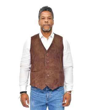Este chaleco, confeccionado en gamuza de cabra suave como la mantequilla, es una prenda ligera que cuenta con una estética limpia y tradicional. La parte delantera del abrigo se abrocha hasta el cuello en V con cinco botones, cada uno de los cuales tiene un color coordinado con el cuerpo del chaleco para garantizar una estética elegante. También hemos mantenido este chaleco lo más cómodo posible al agregar una cintura ajustable que mantiene un ajuste ceñido y, para mayor practicidad, también hemos introducido dos bolsillos de ojal en la cintura. • Fabricado en piel de gamuza de cabra ultra suave • Dos bolsillos de ojal en la parte delantera del chaleco • Presenta un escote en V y cinco botones para abrochar la parte delantera del chaleco
