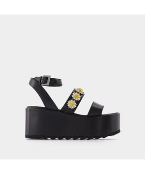 Tan chic como inusuales, estas sandalias se convertirán en las it-girls más trendy. ¿Quieres sumarte a la tendencia? Déjate tentar por este modelo, fácil de combinar y de hacer tuyo. ¡Llévalas todos los días con unos vaqueros rectos desenfadados! Altura del tacón: 7,5 cm. Colores: Negro. Material principal: piel de ternero lisa. Material de la suela: cuero. Cierre: correa de tobillo con hebilla. Forma de la punta: redonda. Ajuste: una talla más grande - Talla: Europea.