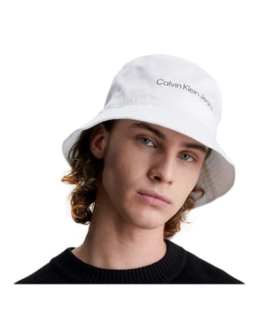 Bob Calvin Klein Monogram Herren Weiß Baumwolle. Authentisches Accessoire der Marke Calvin Klein - Streetwear/Sportswear Design von Calvin Klein - Calvin Klein für Herren Mode, perfekt für den Alltag - Weißer Bob von Calvin Klein lässt sich hervorragend mit Ihrer Garderobe kombinieren - bequeme Baumwollmaterial - klassisch - Monogramm -