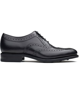 Zapatos negros Loake Maxted para hombre, confeccionados en piel y suela de goma. Incluye: plantilla de piel, ribete Goodyear, suela de goma y detalle brogue.