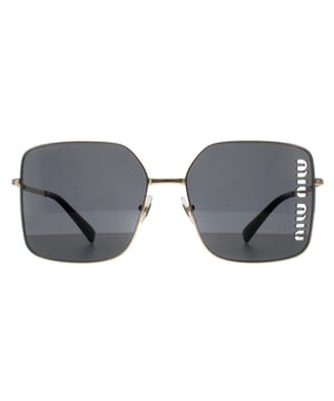 Bei der Miu Miu Square Womens Pale Gold Dark Grey MU51YS Sonnenbrille trifft Vintage-inspiriertes Design auf modernen Luxus. Diese atemberaubende Sonnenbrille verfügt über einen unverwechselbaren quadratischen Rahmen, der aus hochwertigem Acetat für einen komfortablen und dauerhaften Tragekomfort gefertigt ist. Die Gläser bieten nicht nur einen erstklassigen UV-Schutz, sondern verleihen Ihrem Look auch einen Hauch von Retro-Chic. Die MU51YS Sonnenbrille ist mit dem charakteristischen Miu Miu Logo an den Bügeln verziert und strahlt Eleganz und Raffinesse aus. Ideal für alle, die eine Mischung aus klassischem und modernem Stil schätzen, ist diese Sonnenbrille das perfekte Accessoire, um jedes Ensemble aufzuwerten.