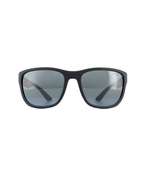 Prada Sport Zonnebril PS01US UFK5L0 Grijze rubberen donkergrijze spiegel zijn een gemakkelijk om rechthoekige stijl te dragen. De gedurfde stijl heeft dikke tempels met het Rode Prada Sport-logo. Een rubberen afwerking geeft een sportief gevoel en de rubberen inzetstukken aan de binnenkant van de tempels helpen om de zonnebril op hun plaats te houden.