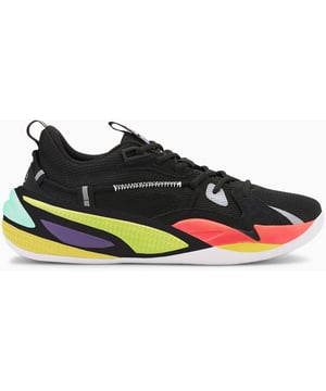 Los entrenadores de hombres PUMA J. Cole X RS-Dreamer representan una colaboración especial entre Puma y el rapero nominado al Grammy J. Cole. Estas zapatillas de deporte combinan el diseño innovador de Puma con el estilo único y la influencia creativa de J. Cole. Aquí hay una descripción de los entrenadores masculinos Puma J. Cole X RS-Dreamer, destacando sus características clave:

1. Colaboración exclusiva: estos entrenadores son el resultado de la asociación entre Puma y J. Cole, lo que los convierte en un elemento de coleccionista para los fanáticos de la marca y el artista. Muestran un diseño que incorpora elementos del estilo personal de J. Cole.

2. Estética contemporánea: los entrenadores de RS-Dreamer cuentan con un diseño moderno y de moda con un color versátil, lo que los hace adecuados para ropa de calle y varias ocasiones casuales.

3. Fit cómodo: la comodidad es una prioridad con estos entrenadores, con un collar acolchado y una lengua para un ajuste cómodo y acolchado. La plantilla SoftFoam+ acolchada garantiza la comodidad durante todo el día, haciéndolos adecuados para el uso extendido.

4. Colchoning receptivo: estos entrenadores incorporan la tecnología RS (sistema de ejecución) de PUMA en la entresuela, proporcionando amortiguación receptiva que absorbe el impacto y devuelve la energía con cada paso. Esto mejora la comodidad y el rendimiento general.

5. Construcción duradera: PUMA es conocido por la durabilidad de su calzado, y estos entrenadores no son la excepción. Están construidos para resistir el desgaste diario, asegurando el rendimiento y el valor duradero.

6. Uso versátil: más allá de su diseño elegante, estos entrenadores son adecuados para actividades atléticas ligeras, como caminar o entrenamientos ligeros. Ofrecen un equilibrio de estilo y funcionalidad para varias ocasiones.

7. Cierre de encaje: los entrenadores cuentan con un sistema de cierre de cordones tradicional, lo que le permite personalizar el ajuste a su preferencia, asegurando una sensación segura y cómoda.