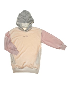 Sudadera tipo vestido para niña con un diseño cómodo y moderno. 

Confeccionada en un tejido suave y acogedor, ideal para los días más frescos. 

Presenta un corte holgado con capucha que le da un estilo casual y relajado. 

Las mangas largas de colores contrastantes añaden un toque divertido y juvenil, mientras que los puños acanalados y el dobladillo elástico aseguran un ajuste cómodo. 

Incluye bolsillos laterales para mayor funcionalidad y el logo de Gap bordado en el pecho, que le da un toque distintivo.

Perfecta para combinar con leggins o como una pieza única para un look casual y cómodo.
 Composición: 77% Algodón, 23% Poliéster
 Cuidados:
- Lavar a máquina en agua fría  y ciclo delicado.
- Usar detergentes suaves.
- Usar secadora a baja temperatura.
- Planchar a bajas temperaturas.
- No lavar en seco.
